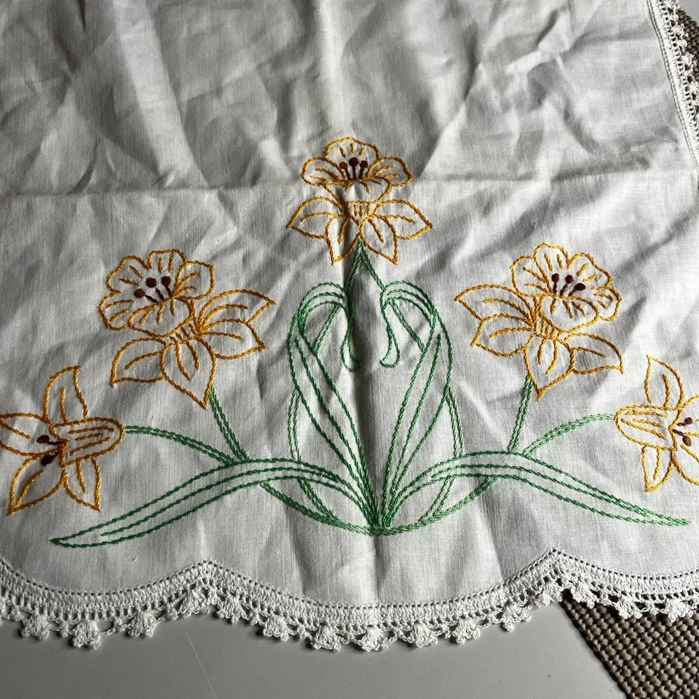 Vintage Hand Embroidered Daffodil Table Runner White Linen Crocheted Lace Trim
